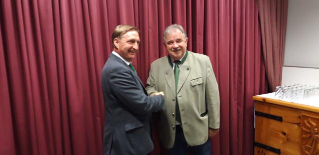 Handshake: Bgm.a.D. Sepp Rath übergab an Manfred Voit (l.).