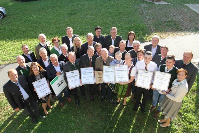 Großer Preis der Landwirtschaft: Top-Vermarkter Ernst Gregorc (M.) aus Mureck mit weiteren Preisträgern und den Vertretern der Landwirtschafts- und Wirtschaftskammer.
