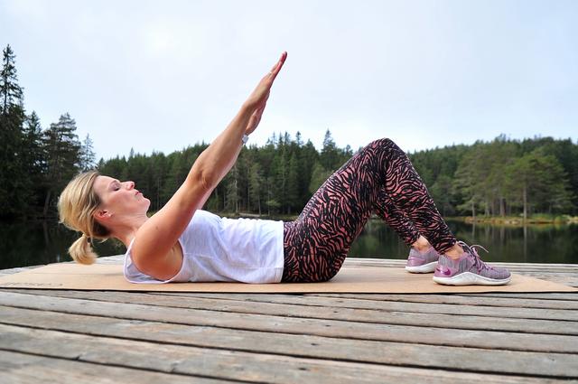 Fit in den Winter mit Marlies Reich – Übung 11: Bein strecken/Arm heben