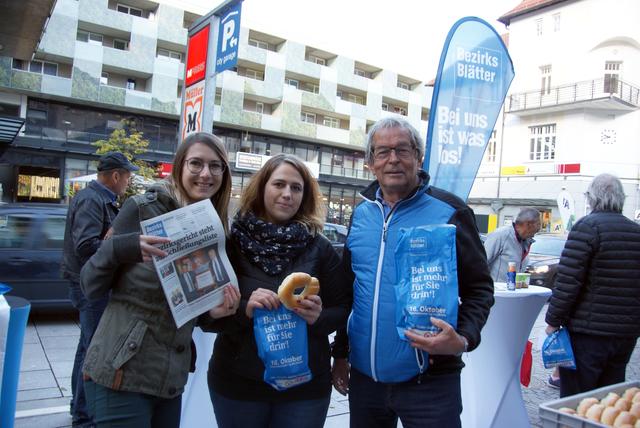 Leserfrühstück am Tag des Brotes: BB-Geschäftsstellenleiter Peter Hergel mit Verena Wille und Tanja Thurner.