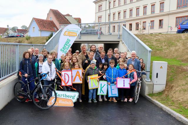 Bgm. Marcus Martschitsch eröffnete in Anwesenheit zahlreicher Schüler und Gäste die neue Fußgänger- und Radfahrer-Unterführung „Campus-Galerie“.