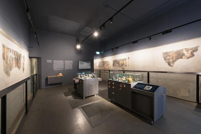 Der Neidhardt Festsaal gibt mit Wandmalerei, Geschirr und berührbaren Objekten einen Einblick in das Mittelalter.