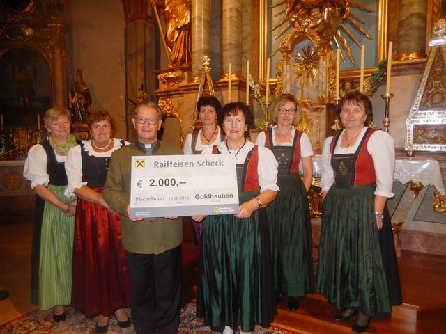 Übergabe € 2.000,-- Spende für Kirchenrenovierung, Obfrau E. Binder mit Vorstand
