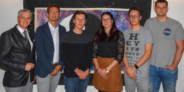 HLW Spittal
v.l.n.r. Direktor Adolf Lackner, Bildungsberater Gernot Tischler, Maximilian Prosser (3.M), Karina Genser (4AHW), Felix Mathiesl (4.M), Tobias Engel (3.M)
hlwspittal