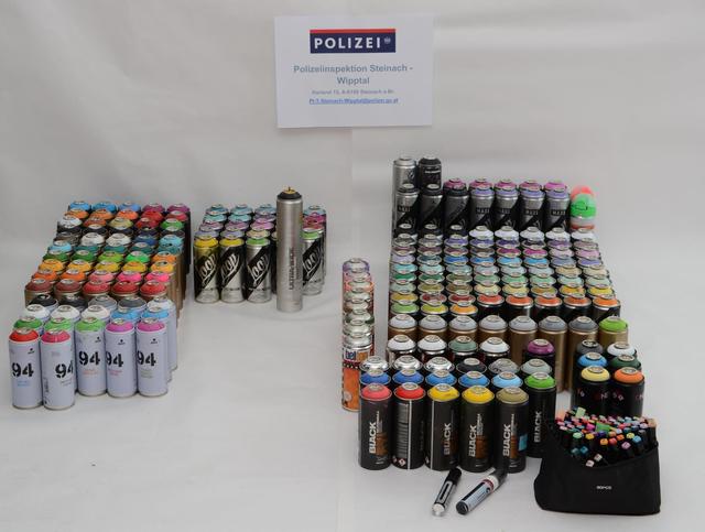 Ein Teil der sichergestellten Spraydosen.