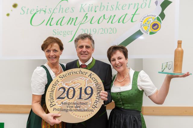 Vizepräsidentin Maria Pein freut sich mit Regina und Anton Zöbl