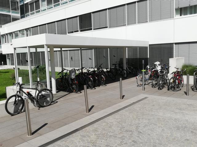 Beim Krankenhaus der Elisabethinen gibt es Radständer, allerdings sind die Räder meist in der Überzahl. | Foto: privat