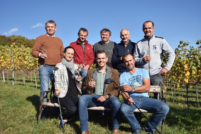 Die Winzer:
vorne: Elisabeth FINK, Andreas ORTMANN, Organisator: Martin Stangl
hinten: Jochen Hromatka (ERBER), Rudolf Müllner, Andreas MADER, Martin ROSENBERGER, Ernst SCHABASSER