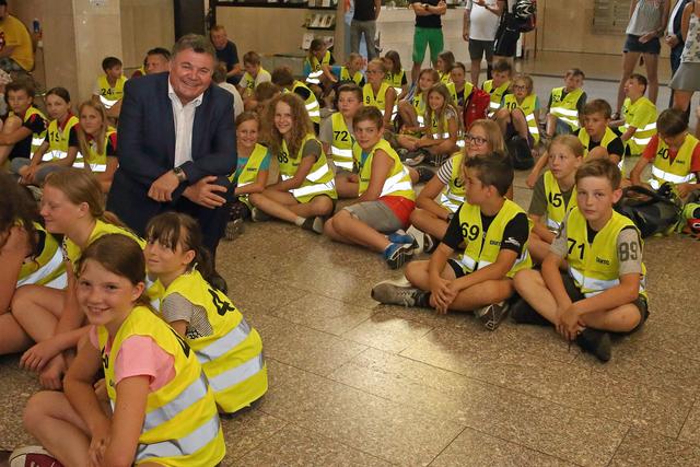 Infrastrukturlandesrat Günther Steinkellner machte Schüler darauf aufmerksam, dass „Sichtbarkeit die Sicherheit erhöht“. | Foto: Land OÖ/Kauder