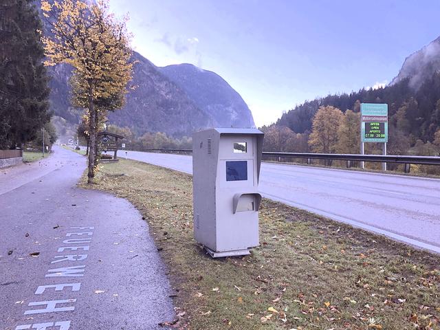 Einige Radarkästen wurden schon umgebaut, sie messen die jetzt Geschwindigkeiten in beiden Fahrtrichtungen.