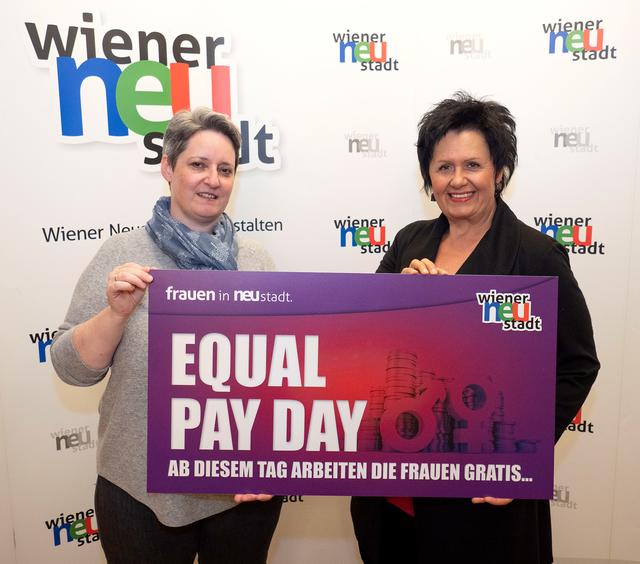 Zweite Vizebürgermeisterin Margarete Sitz und Frauenbeauftragte Claudia Auer-Deutsch machen auf die Einkommensschere zwischen Männern und Frauen aufmerksam. | Foto: Stadt WN/Weller