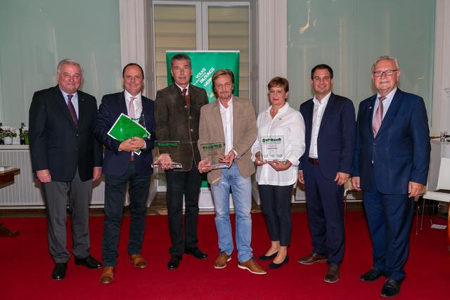 Rosemarie Puchleitner für Platz zwei von Feldbach und Johann Winkelmaier (3.v.l.) für Platz drei von Fehring bei der feierlichen Prämierung in der Alten Universität Graz.