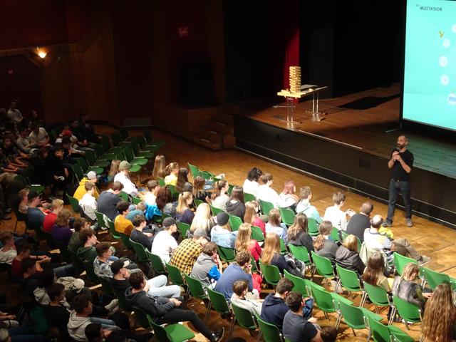 Schüler des BORG und BRG Telfs wohnten dem Vortrag bei.