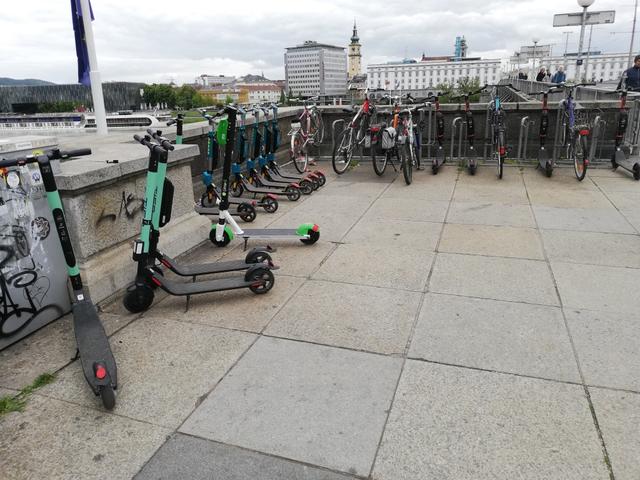 Auf dem Brückenkopf beim Ars Electronica Center ist der Radständer meist voll. | Foto: privat