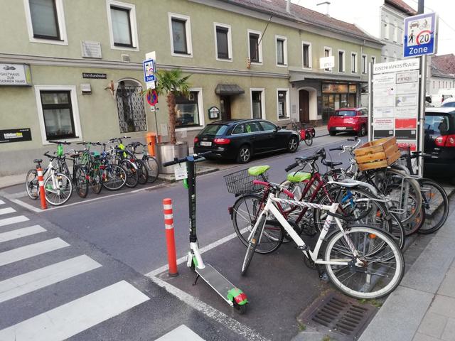 In der Eisenhandstraße gibt es weit mehr Räder als Stellplätze. | Foto: privat