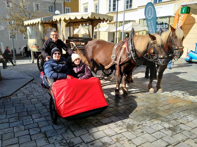 "Mit dem Elektroantrieb geht's ohne Probleme den Unteren Stadtplatz hinauf", weiß Pilot Den Outer aus eigener Erfahrung.