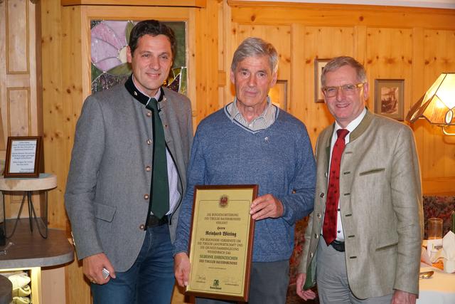 Peter Raggl (li) und Christian Angerer (re) dankten Reinhard Witting (Mitte) mit einer hohen Auszeichnung.
