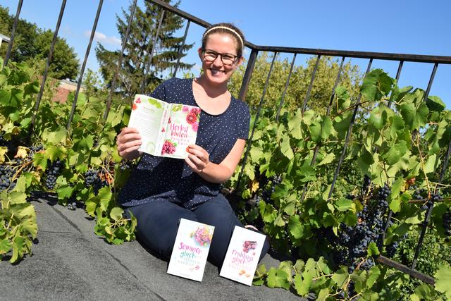 Herbstzeit ist Weinzeit und so spielt die neueste Geschichte von Emilia Schilling, wie könnte es anders sein, auf einem Weingut. "Herbstblüten und Traubenküsse" ist der dritte Roman der Hagenbrunnerin, in dem es auch wieder sehr romantisch zugeht.