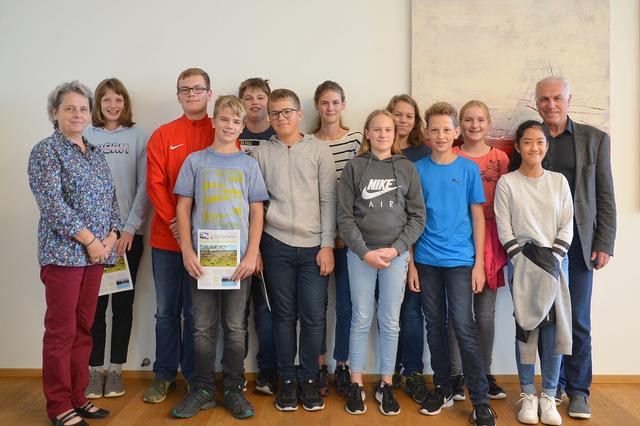 Die Schüler der Mittelschule gemeinsam mit Lehrerin Gerlinde Klopf und Bürgermeister Josef Ruschak.