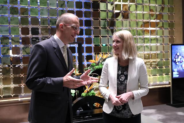 Harald Feurstein ist General Manager des Luxushotels Conrad in Chinas Hauptstadt Peking. Landeshauptmann-Stellvertreterin Christine Haberlander führte eine oö. Delegation, die den gebürtigen Haslacher, im Zuge der Reise traf.