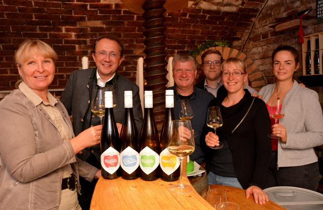 Andrea Hoch, Bürgermeister Matthias Stadler, Harald und Christoph Hoch, Heidi Steindl und Julie Hoch im Weinkeller in Hollenburg an der Donau.
