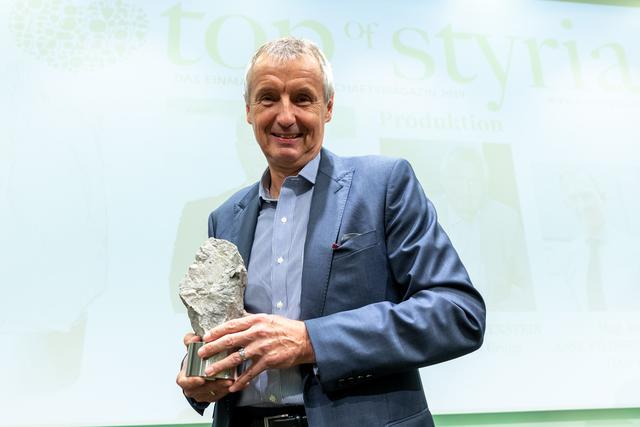Ein "Top of Styria": traditioneller Felsbrocken vom Dachstein für Martin Bartenstein