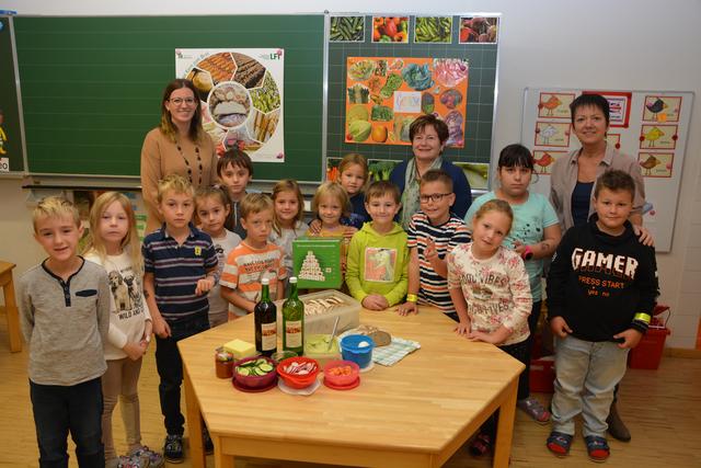 Die Schüler der 1. Volksschul-Klasse in Loipersdorf waren neugierig bei der Sache. Besonders schmeckte die gesunde Jause von Bäuerin Elisabeth Hartinger aus Übersbach.