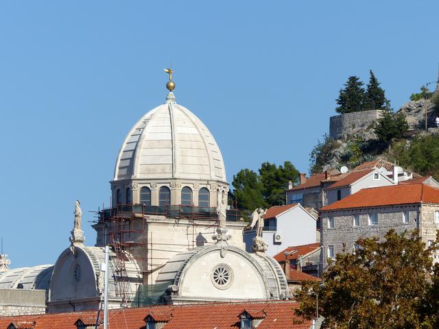 Das wichtigste Bauwerk Šibeniks ist die Kathedrale des Heiligen Jakob (Katedrala sv. Jakova), deren Dach aus einem Tonnengewölbe aus freitragenden Steinplatten besteht. Die Kathedrale gehört zur Liste des Weltkulturerbes der UNESCO.