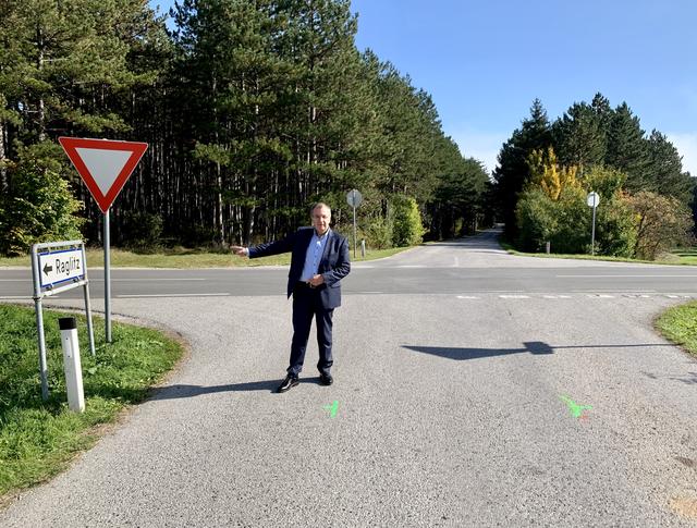 Bürgermeister Rupert Dworak im riskanten Kreuzungsbereich.