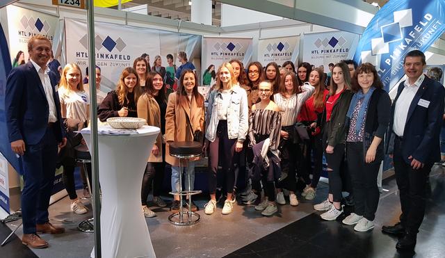 HTL-Mädchenteam besuchte den HTL-eigenen Messestand auf der BeSt in Graz