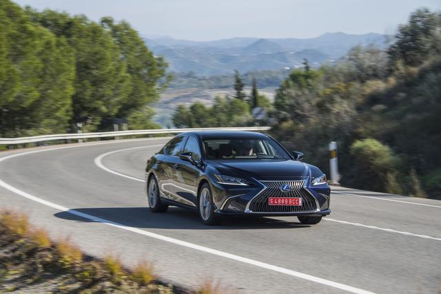 Nicht umsonst heißt die Topvariante des Lexus ES 300 h „President“ – die Premiumlimo ist wie geschaffen als Präsidentenauto. | Foto: Lexus