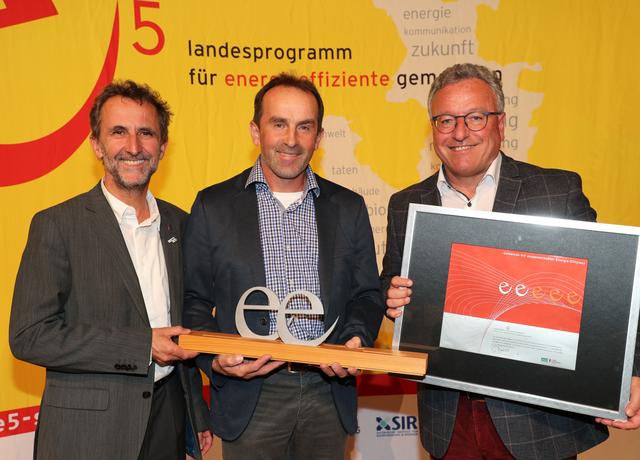 Landeshauptmannstellvertreter Heinrich Schellhorn und Helmut Strasser (Programmleiter Salzburger Institut für Raumordnung und Wohnen) bei der Übergabe der Auszeichnung "E5" an Josef Eisl (Vizebürgermeiter St. Gilgen)