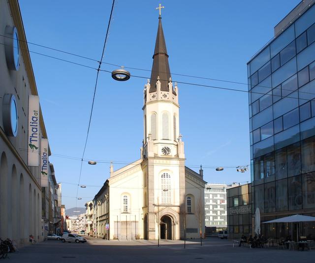 Das Gebäude befindet sich an der Landstraße.