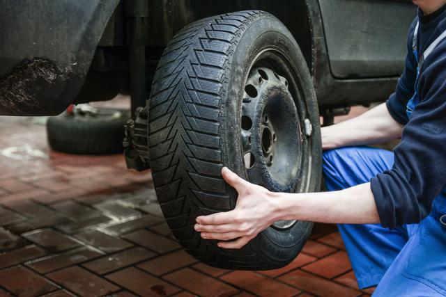 Ein 61-Jähriger wurde in Taufkirchen von einem Sprengring, der sich beim Aufpumpen eines Reifens gelöst hatte, am Kopf getroffen und schwer verletzt. Er wurde mit dem Hubschrauber ins Unfallkrankenhaus Linz geflogen.  | Foto: Symbolfoto / benjaminnolte - Fotolia