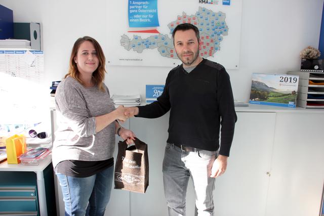 Genusspaket-Gewinnspiel: Der glückliche Gewinner Christian Konrad mit Kreativassistentin Verena Wille.