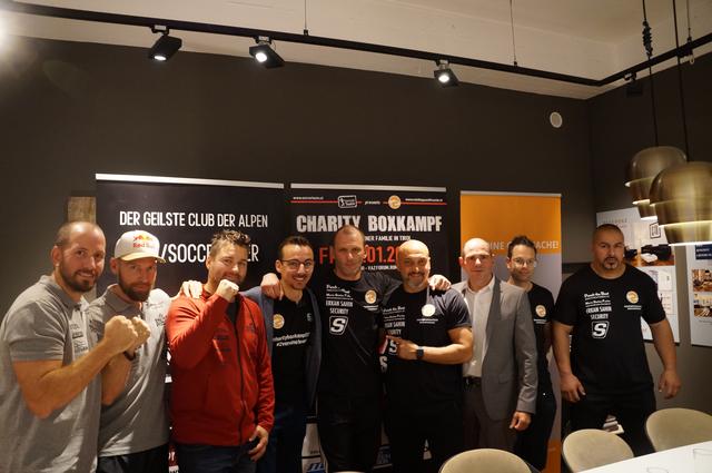 Harald Lederer (Dritter von links) und Reini Happ (Mitte) tragen im Januar einen Boxkampf aus und sammeln Spenden für ein achtjähriges Mädchen.