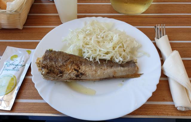 Fisch und köstlicher Krautsalat