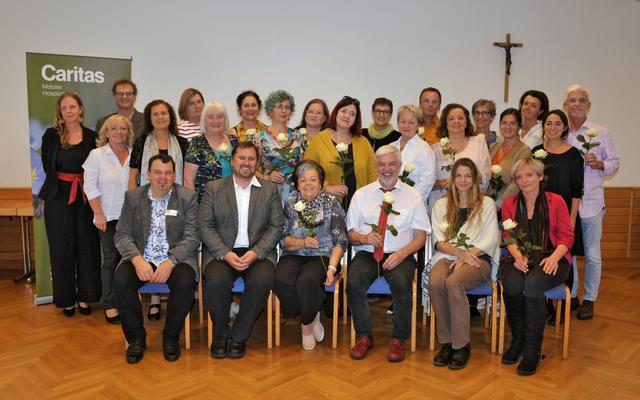 Erste Reihe sitzend: Franz Moser (Bildungshaus St. Hippolyt), Hannes Ziselsberger (Direktor Caritas St. Pölten), Traude Izaak (Neulengbach), Josef Heiß (Lilienfeld), Anita Krehon (St. Pölten), Isabella Süß (Allhartsberg)
2. Reihe stehend: Christine Umgeher (Mobiler Hospizdienst), Christine Schubert (Referentin), Waldtraud Janko (Böheimkirchen), Anneliese Triml (Hofstetten), Barbara Grebesich (Absdorf), Brigitte Barthold (Wilfersdorf), Renate Beck (Wien), Claudia Gutmann (St. Pölten), Nicole Kuhrn (Lichtenau),
3. Reihe stehend: Edda Kaufmann (Leiterin Mobiler Hospizdienst), Georg Hauer (Referent), Anita Vovk (Wieselburg), Claudia Psota (Koordinatorin Mobiler Hospizdienst Krems), Brigitte Huber (St. Georgen am Steinfeld), Christiane Schrattbauer (Haag), Johann Krenn (Großschönau), Karen Bodil Kleine (Brand-Laaben), Martina Fink (St. Pölten), Friedrich Schwarzkopf (Perchtoldsdorf).