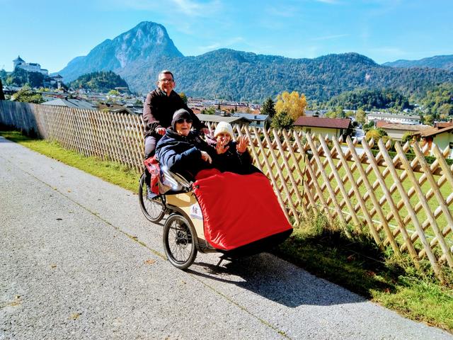 Pilot Ronald Den Outer mit zwei Passagieren unterwegs Richtung Kaiserlift.