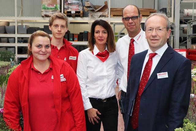 Bei Hellweg in Ried sind ingesamt 35 Personen beschäftigt. Marktleiter Andreas Lautner (r.) und sein Team laden alle Kunden herzlich am 24. und 25. Oktober 2019 in den Hellweg Bau- und Gartenmarkt an der Grillparzerstraße 1 in Ried ein.