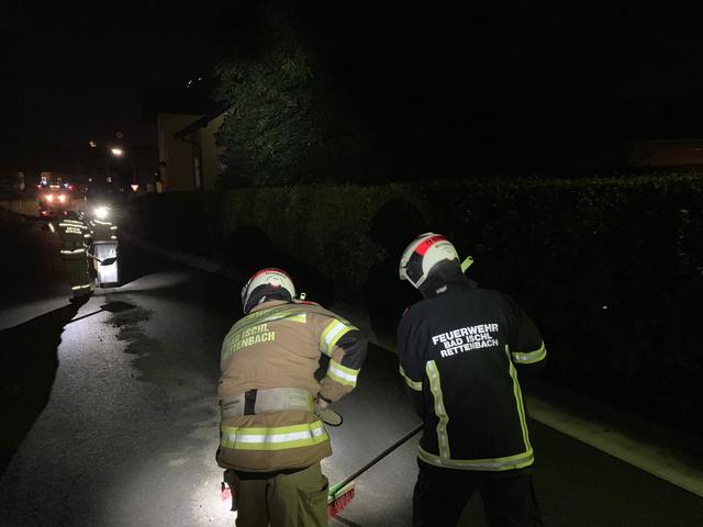 Im nächtlichen Einsatz wurden die Ölspuren durch die FW Rettenbach beseitigt.