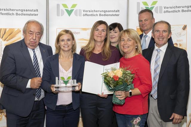 Einer der  Preisträger war auch der Kindergarten und die Kinderkrippe Großpetersdorf. Kindergartenleiterin Michaela Kainz (3.v.r.) und ihr Team wurden bei der Preisverleihung von Bürgermeister Wolfgang Tauss begleitet. | Foto: Josef Schimmer