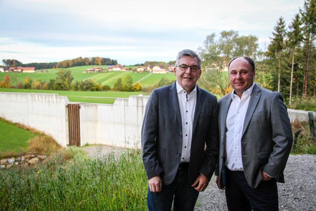 Hochwasserschutz in Berndorf ist fertig, zwei Retentionsbecken schützen den Ort und vier weitere Gemeinden in Oberösterreich, im Bild Landesrat Josef Schwaiger und Bürgermeister Johann Stemeseder.
