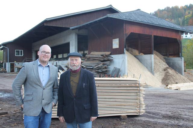 Michael Temper und sein Vorgänger Klaus Steinbauer, der das Sägewerk 1981 von seinem Vater übernommen hatte.