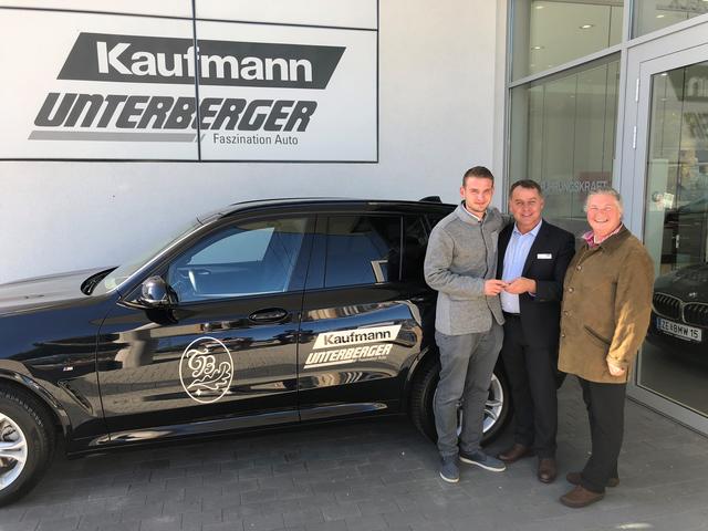 Tobias Bacher und Tresl Bacher kooperieren mit Betriebsleiter Andreas Lachhartinger von BMW Kaufmann &amp; Unterberger. | Foto: Kaufmann&amp;Unterberger