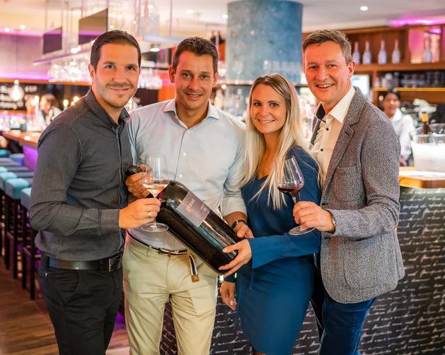 Von links: Klaus Freudenthaler, Finanzchef der IT-Firma NTS, Winzer Philipp Grassl, Barbara Freudenthaler, GO-Catering-Chef Markus Millidorfe