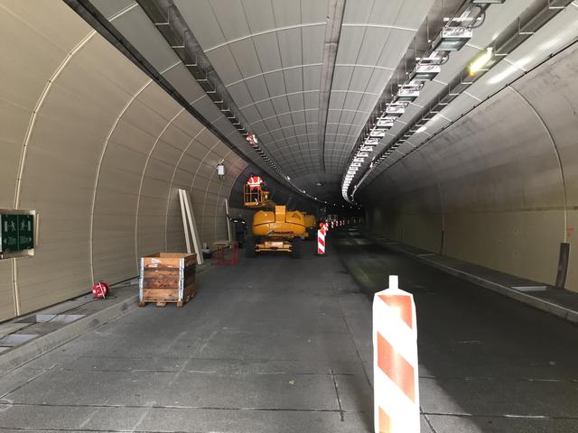Derzeit werden die Paneele und der Lärmschutz im Tunnel montiert.