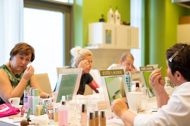 Im kostenlosen Workshop "Face it with a Smile" lernen die Teilnehmerinnen, wie man die „Spuren“ der Erkrankung und der Therapien kaschieren kann.