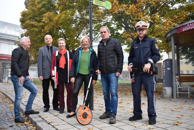 Begutachtung der geplanten Haltestellen: Roman Michalek, Günter Schweinberger (Firma Blaguss), Sonja Biricz (Stadtamt), Bgm. Ingrid Salamon, Günter Schmidt (Landesstraßenverwaltung) und Florian Faber (Polizei)