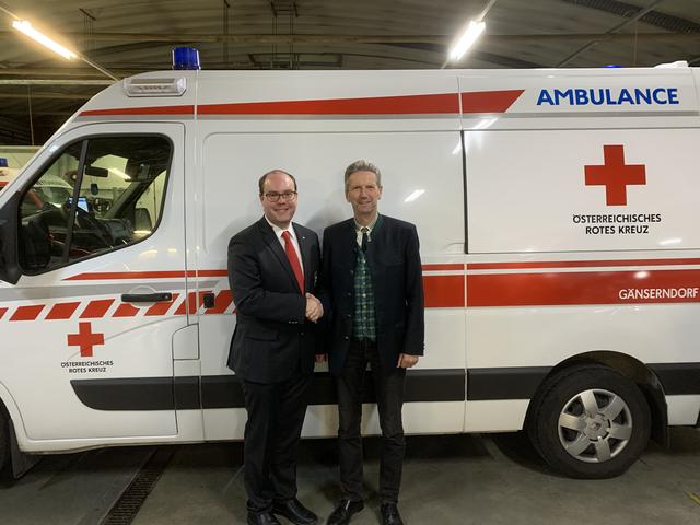 Rot Kreuz-Bezirksstellenleiter Thomas Hasenberger mit dem Bürgermeister von Deutsch-Wagram Fritz Quirgst.